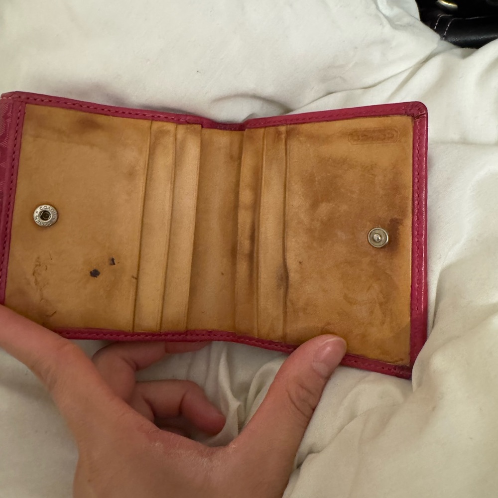 Pink bifold coach wallet - Picture 5 of 9